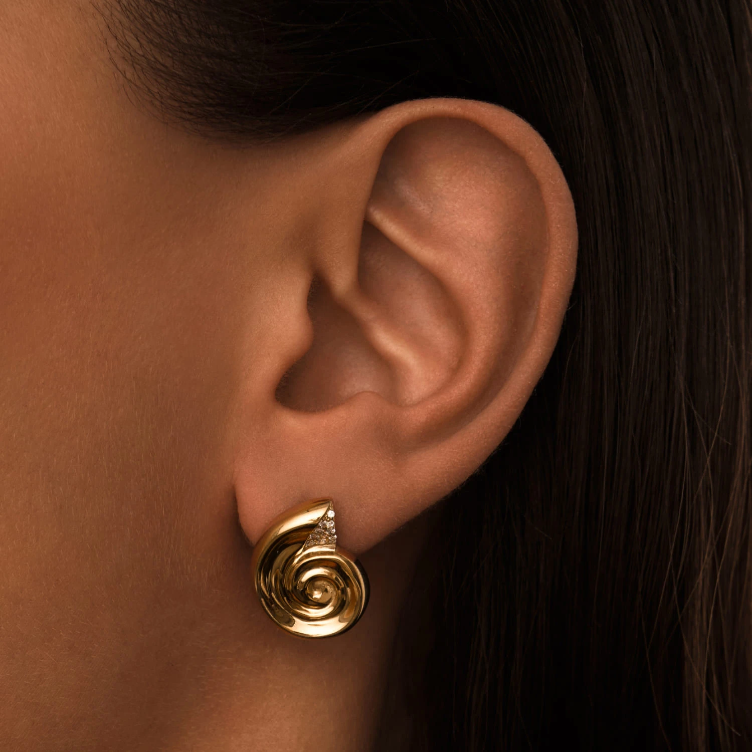 Серьги-ракушки из серебра в покрытии желтое золото с фианитами