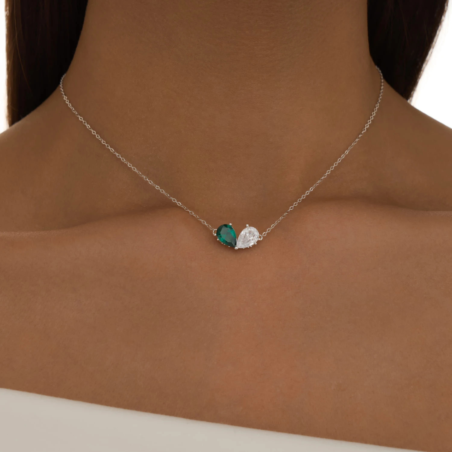 Серебряное колье с фианитами в огранке груша MIESTILO