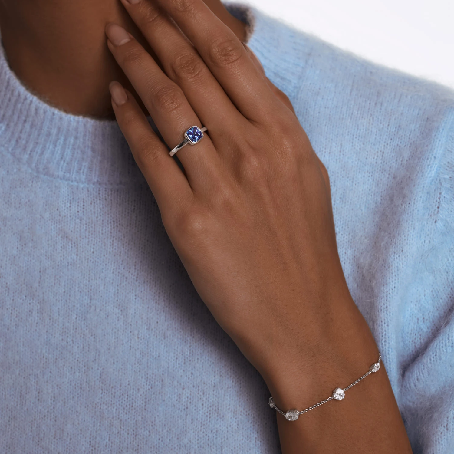 Серебряное кольцо с фианитом в глухой закрепке MIESTILO