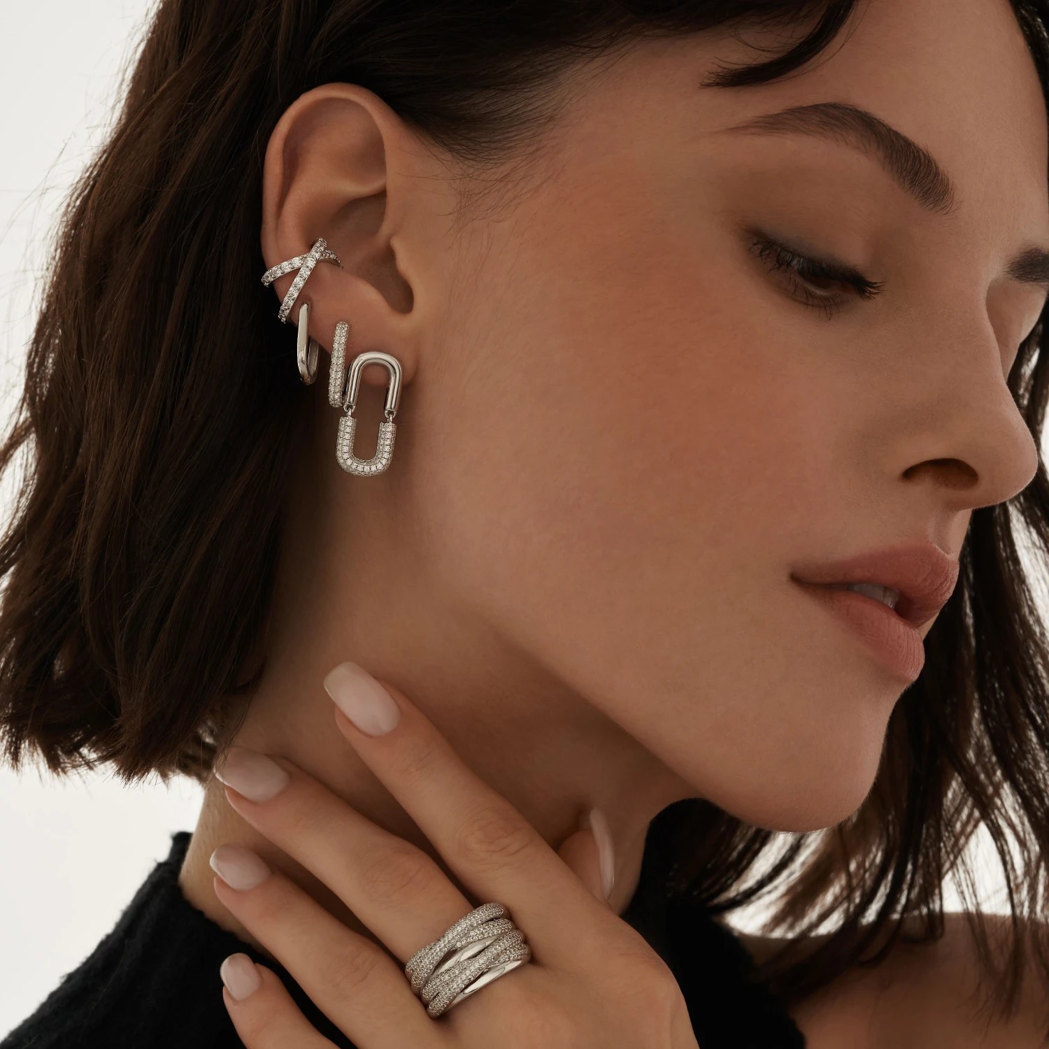 Серьги-подвесы с фианитами овальные серебряные