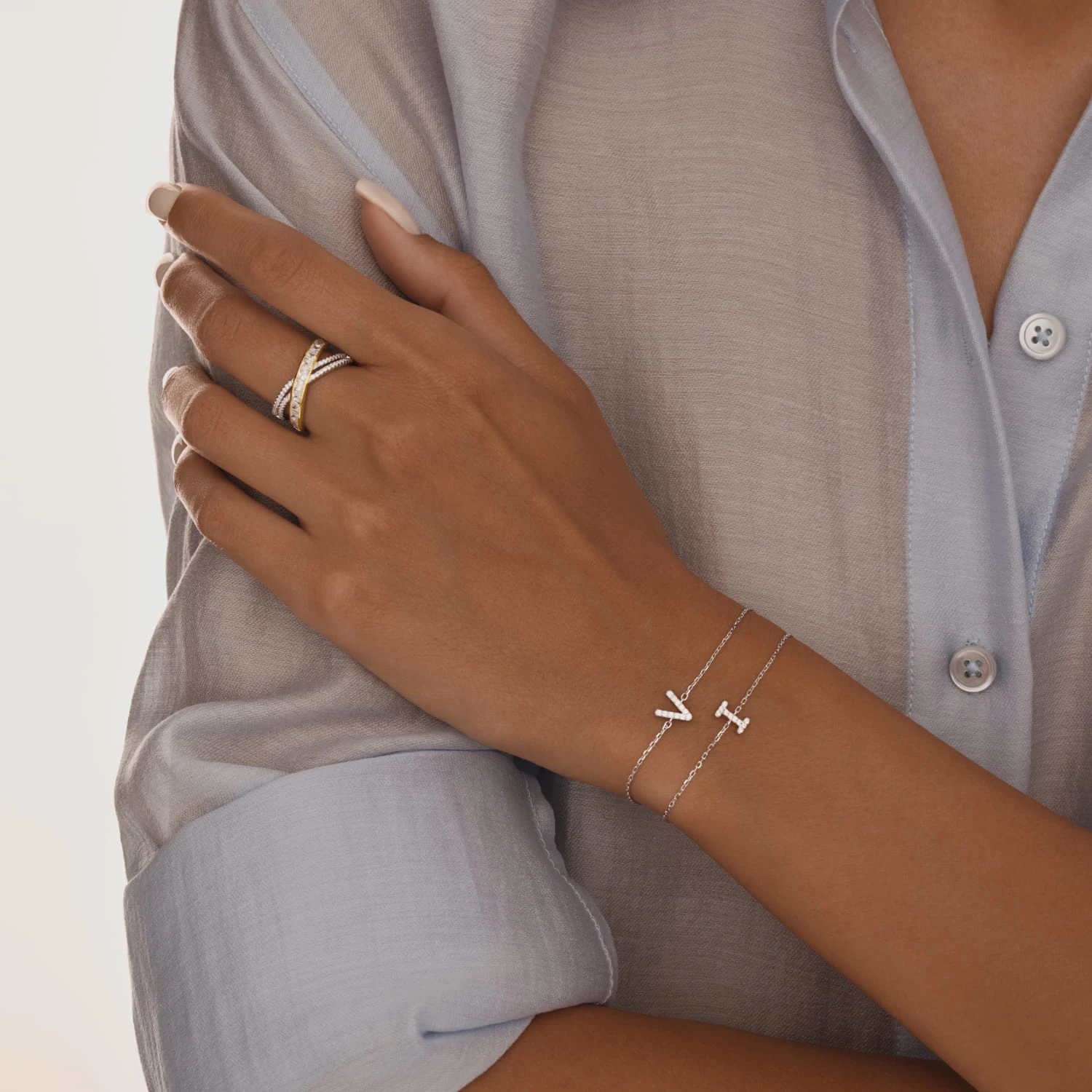 Серебряный браслет с буквой V MIESTILO