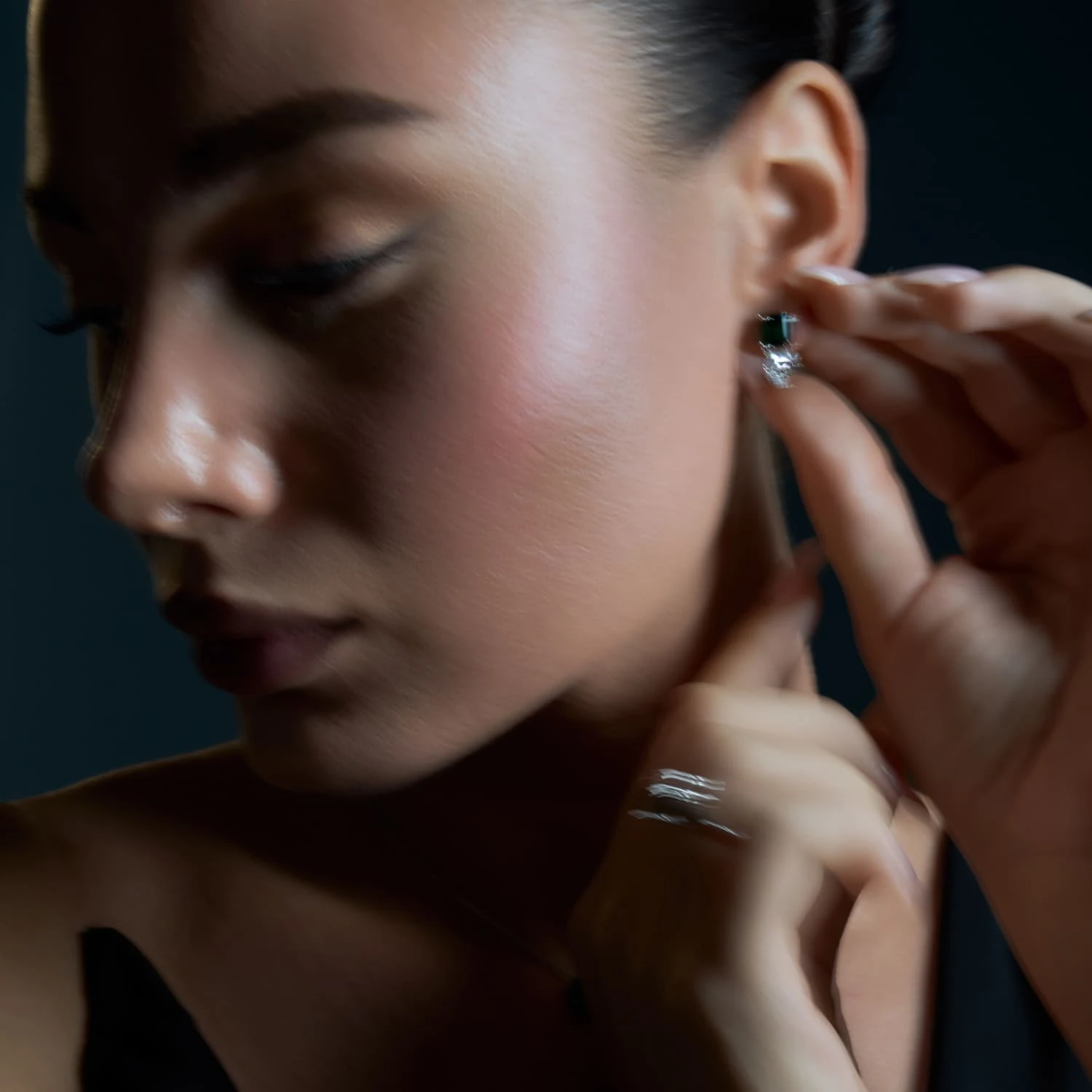 Серебряные серьги ESSENCE с выращенным изумрудом