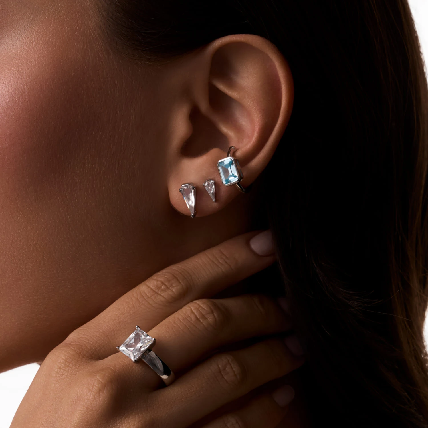 Серебряные серьги-пусеты с фианитами в огранке Грейс