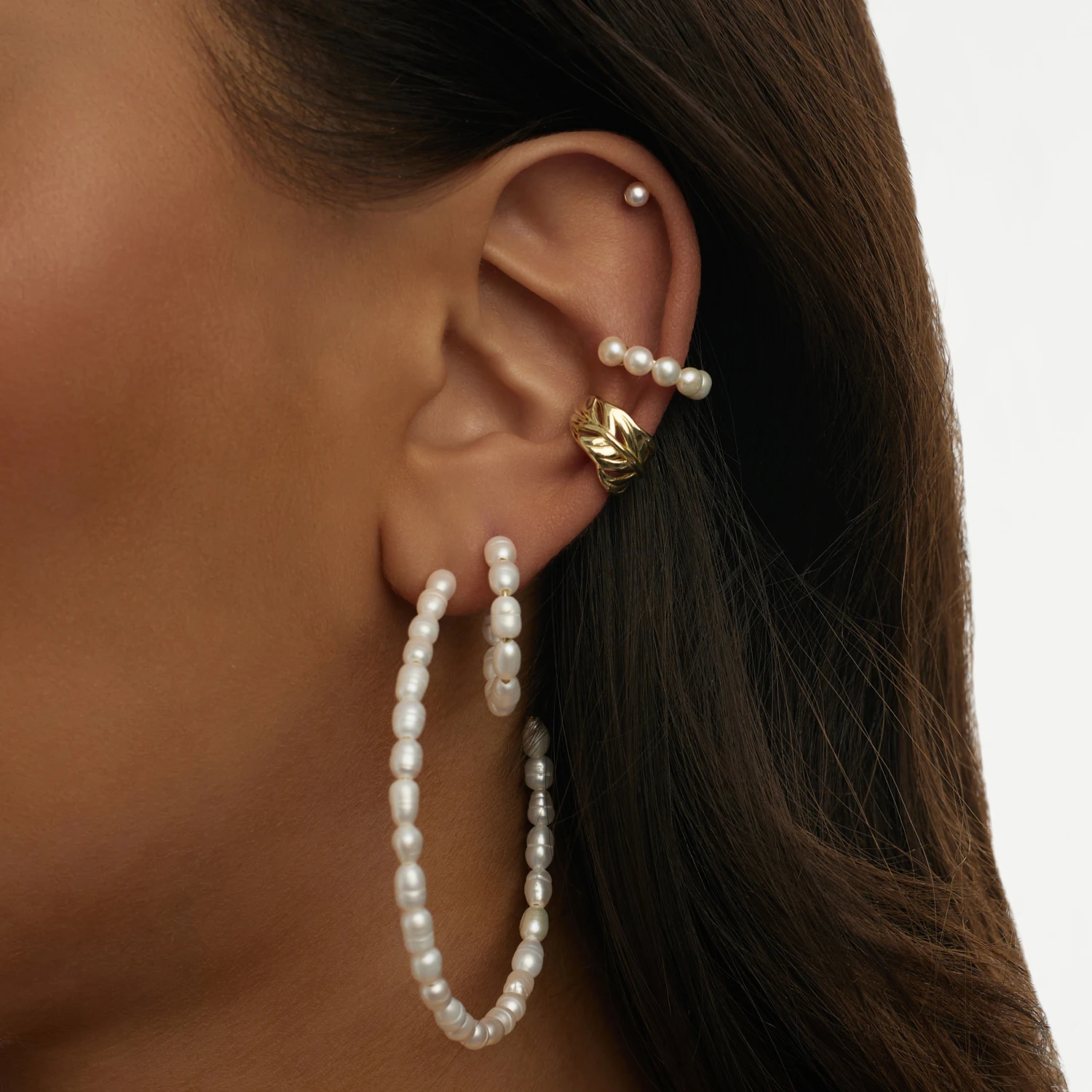 Позолоченные серьги-кольца из серебра с натуральным жемчугом