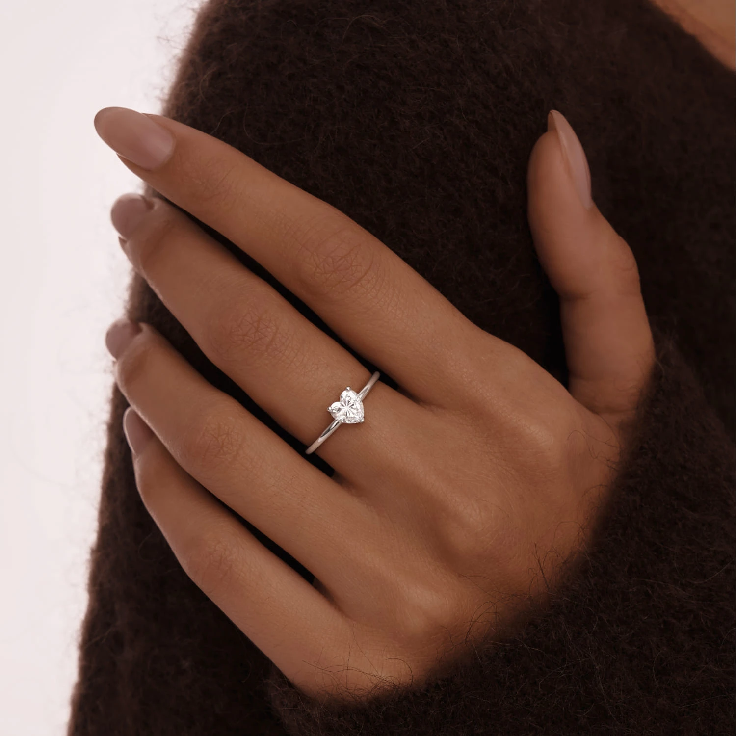 Тонкое кольцо с фианитом в огранке сердце MIESTILO