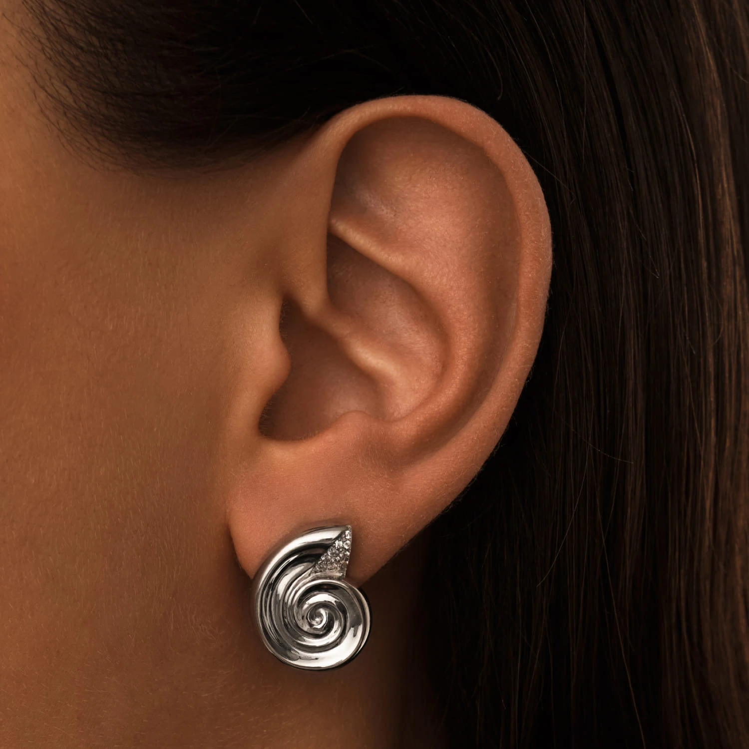 Серьги-ракушки из серебра с фианитами