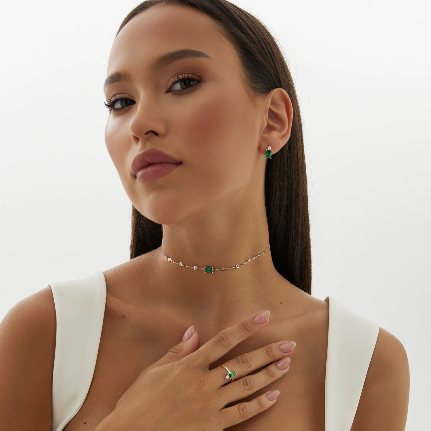 Серебряный чокер "Энергия" с зелёным фианитом 