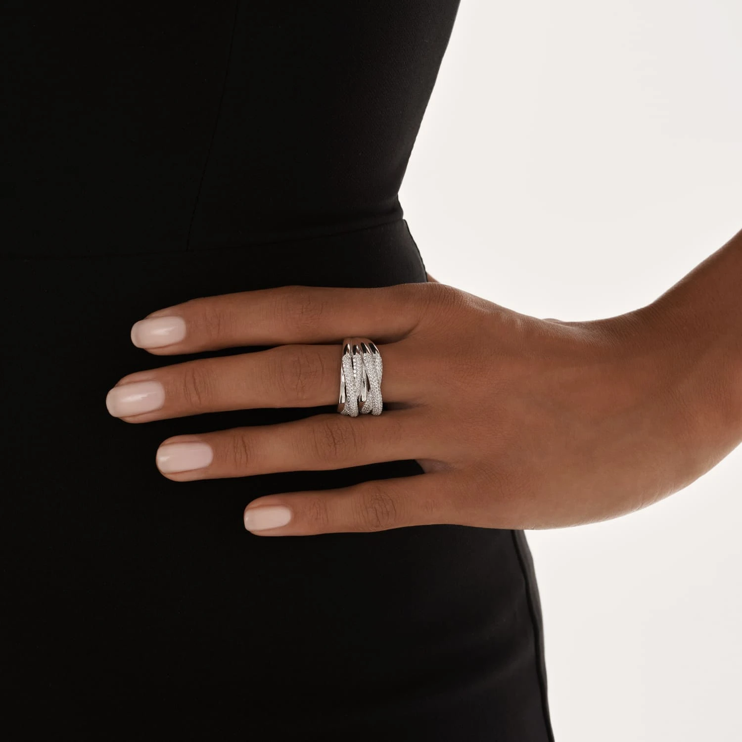 Кольцо многослойное с фианитами серебряное