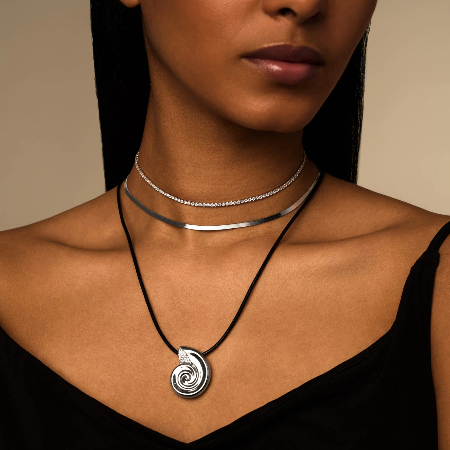 Колье на кожаном шнурке с серебряной подвеской в форме ракушки