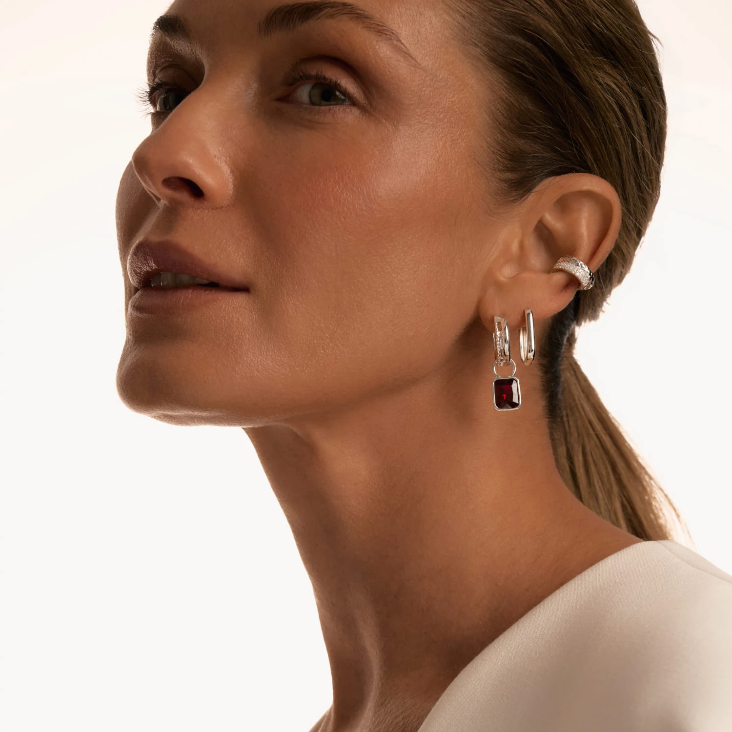 Серебряный кафф с россыпью фианитов и открывающимся механизмом