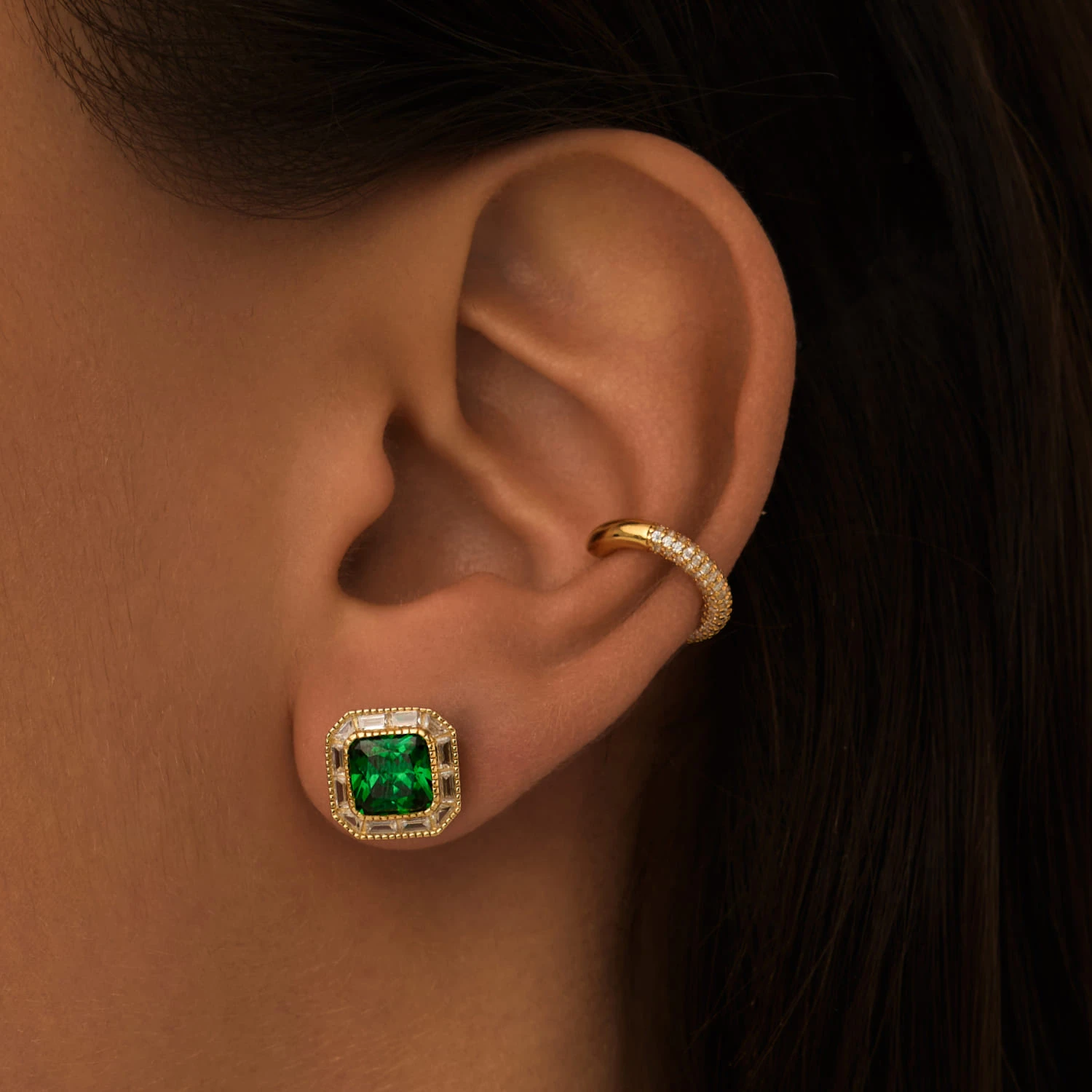 Серебряные серьги-пусеты с зеленым фианитом в покрытии желтое золото