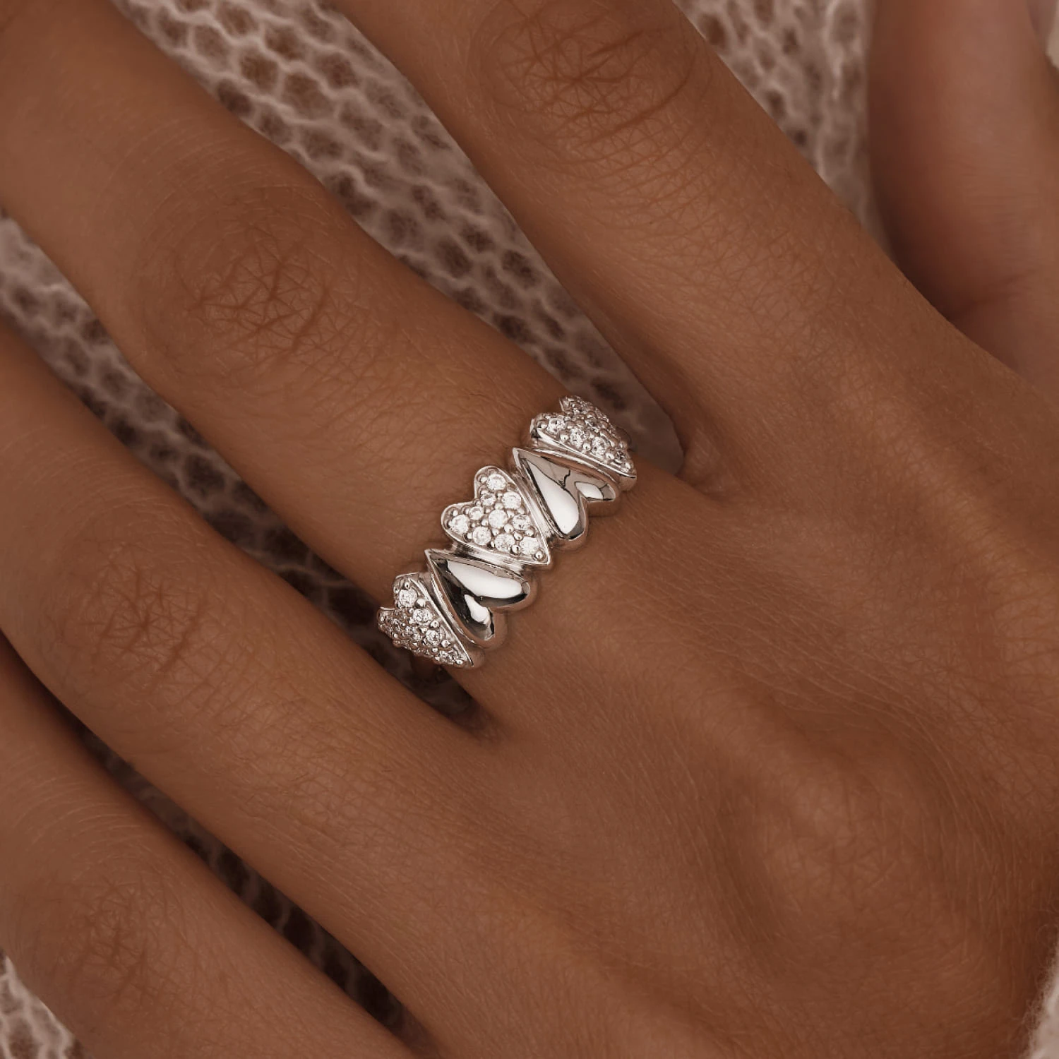 Серебряное кольцо сердца с фианитами MIESTILO