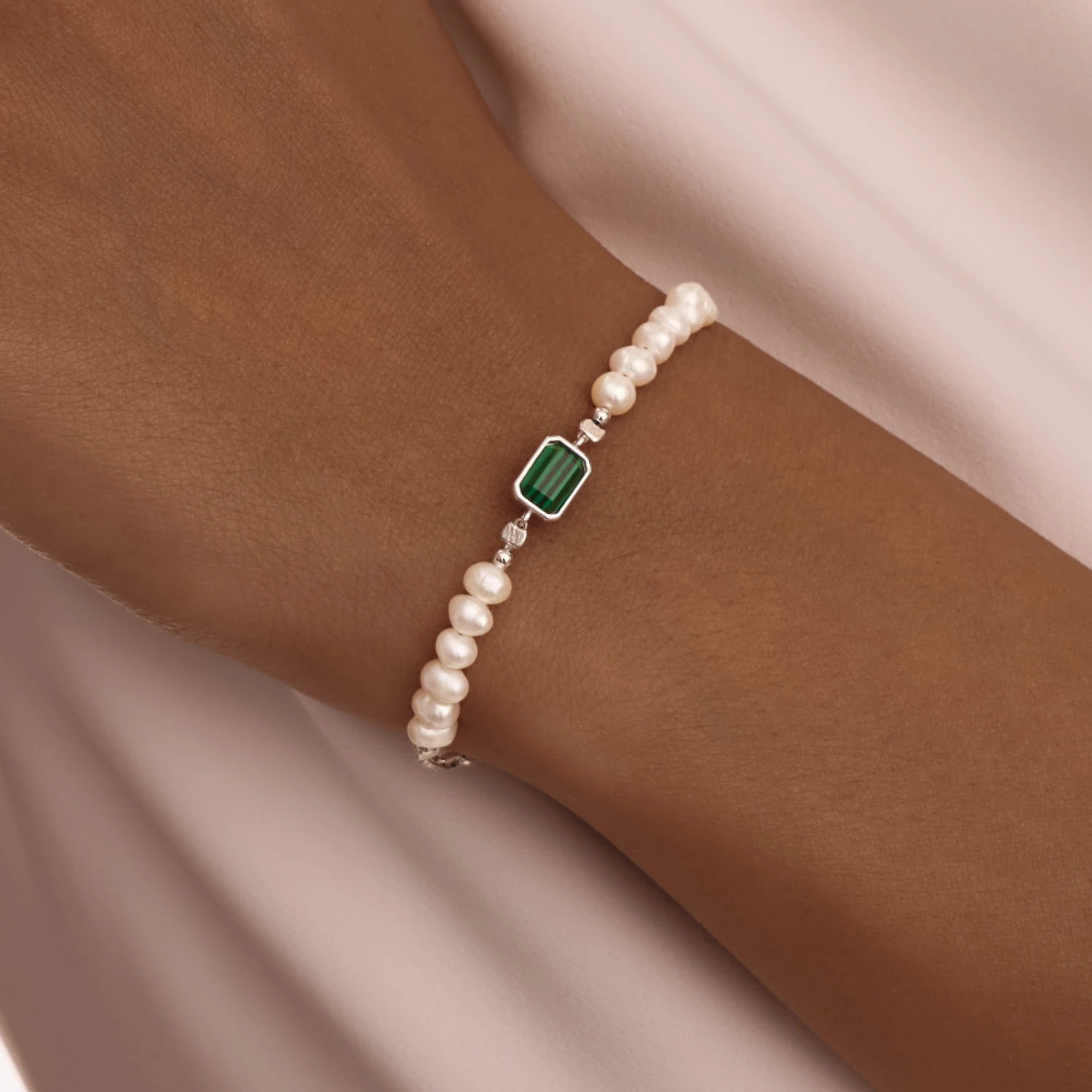 Серебряный браслет с синтетическим малахитом и культивированным речным жемчугом MIESTILO