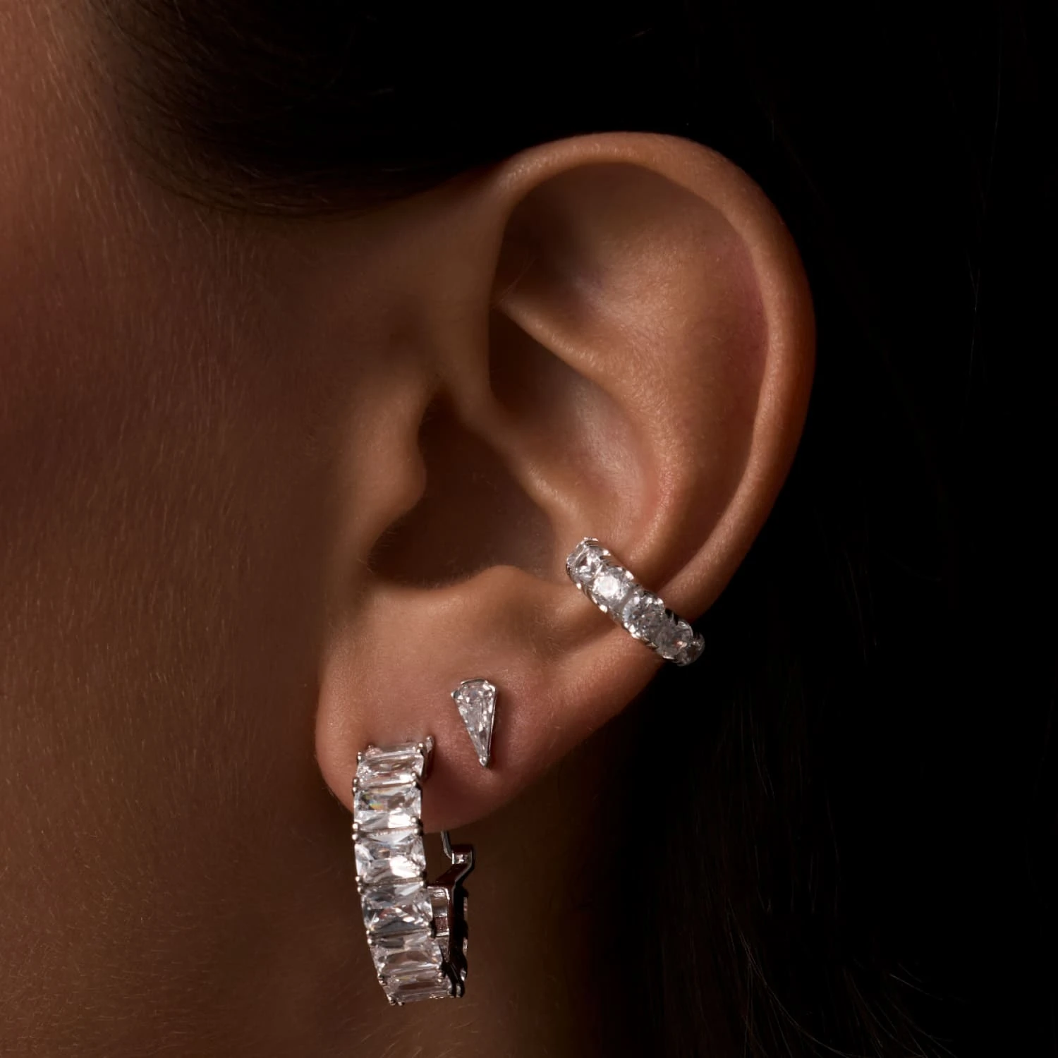 Серебряные серьги-пусеты с фианитами в огранке Грейс