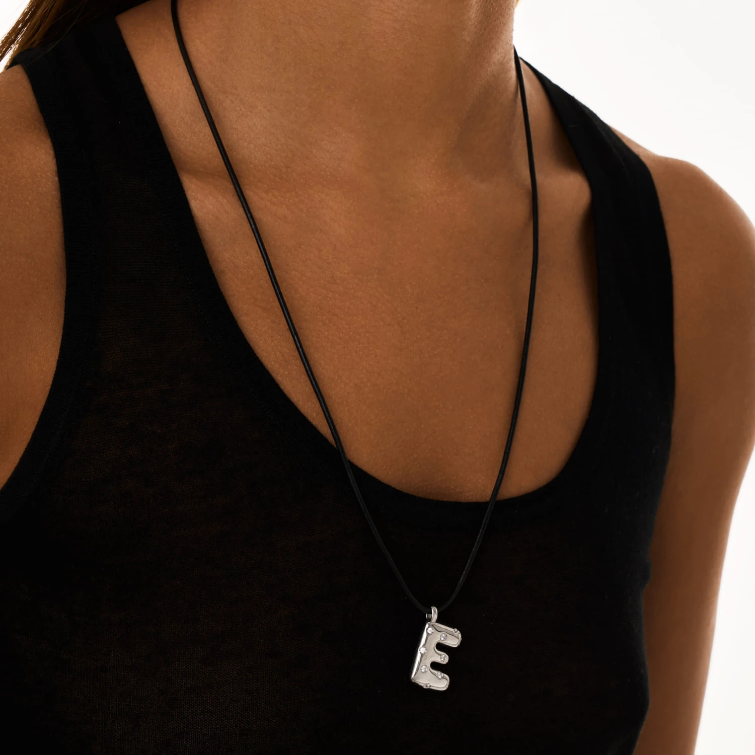 Колье LOVE LETTER на шнурке с подвеской "E" из серебра