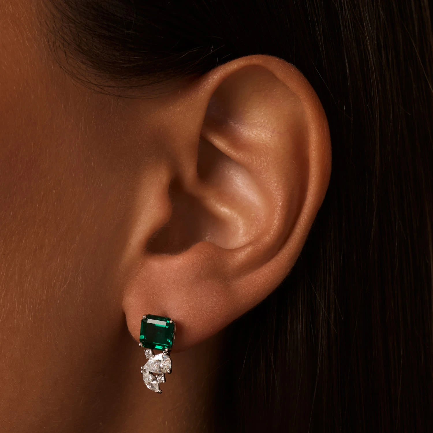 Серебряные серьги ESSENCE с выращенным изумрудом