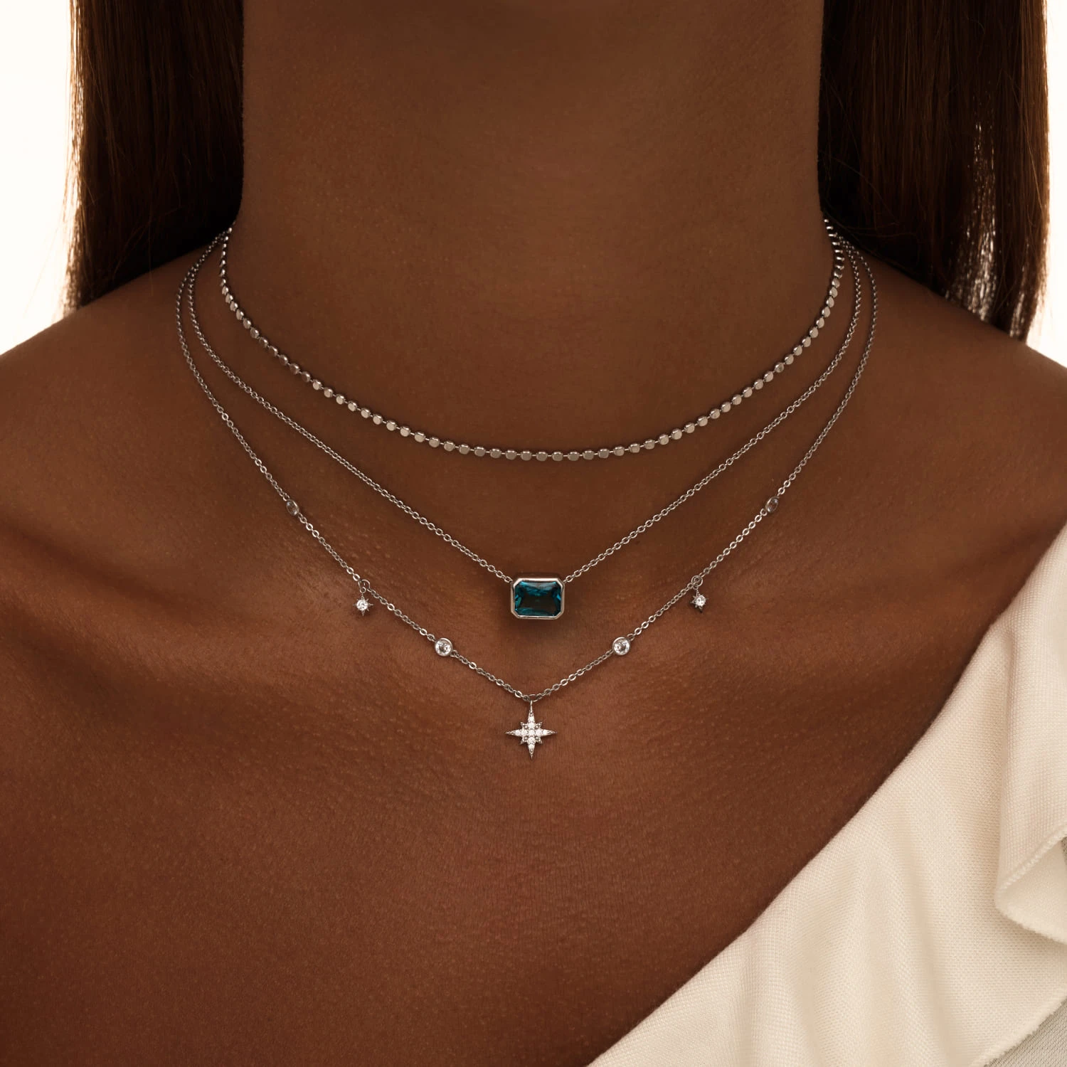 Серебряное колье с синим фианитом