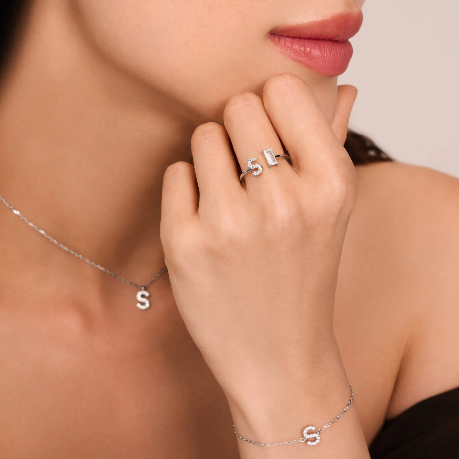 Серебряное кольцо с буквой S с фианитами MIESTILO