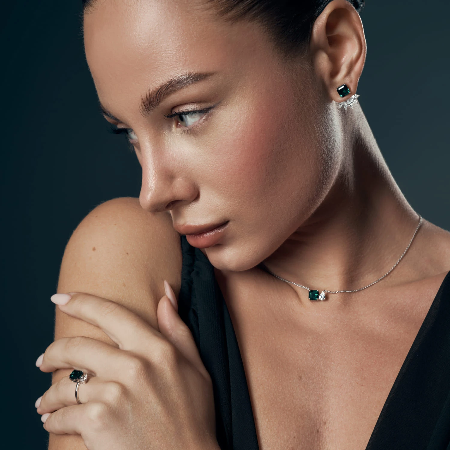 Серебряное кольцо ESSENCE с выращенным изумрудом