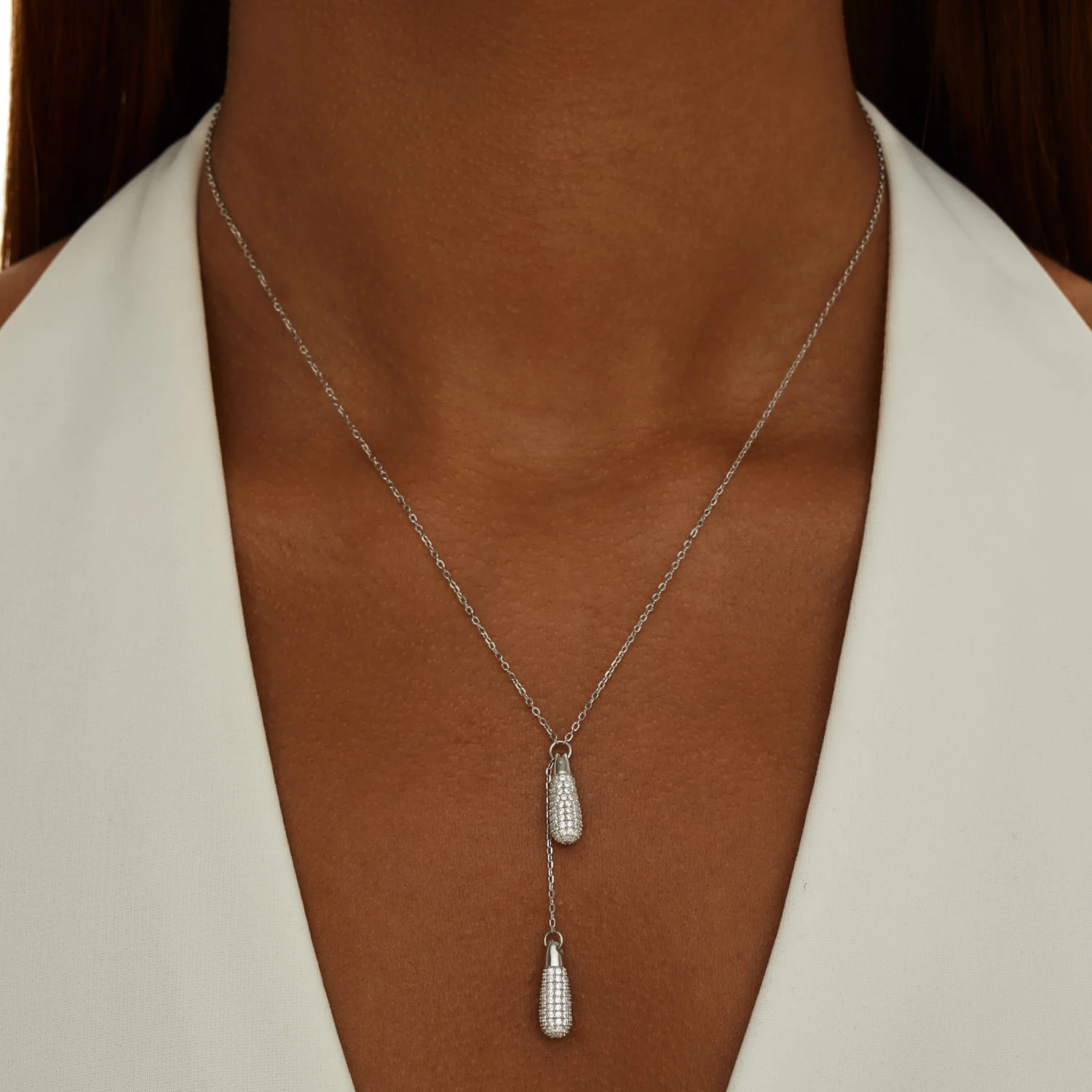 Серебряное колье-галстук с подвесками с фианитами