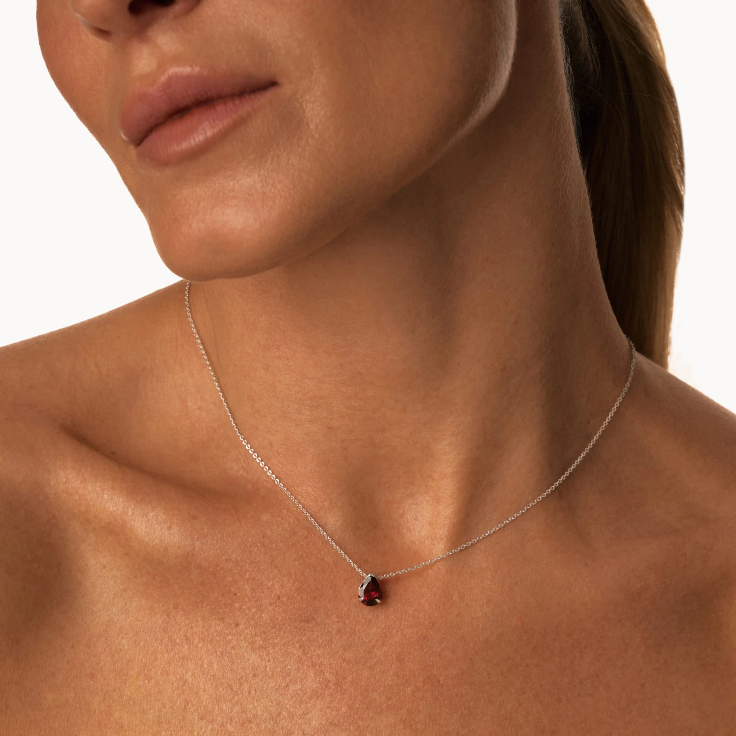 Серебряное колье ЭРОС на тонкой цепочке с натуральным гранатом