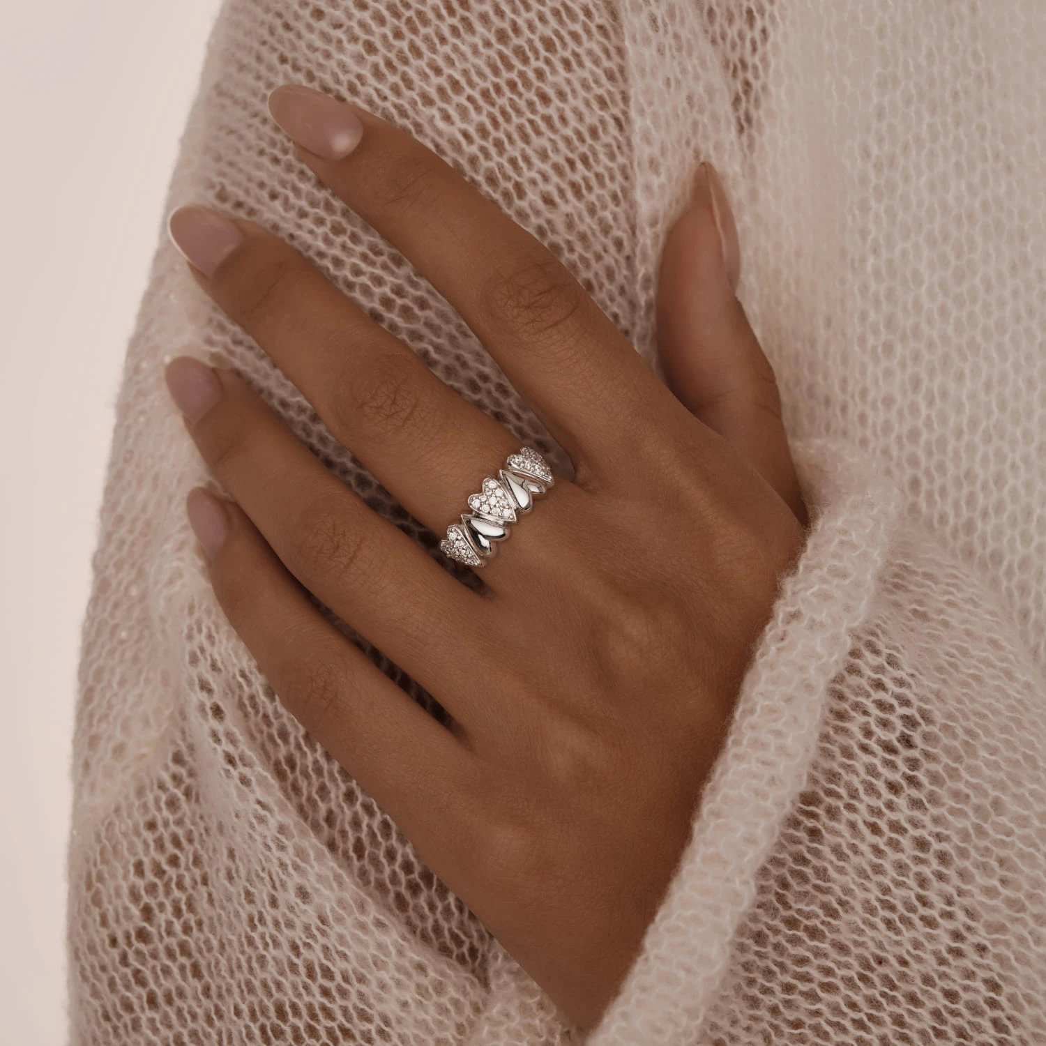 Серебряное кольцо сердца с фианитами MIESTILO