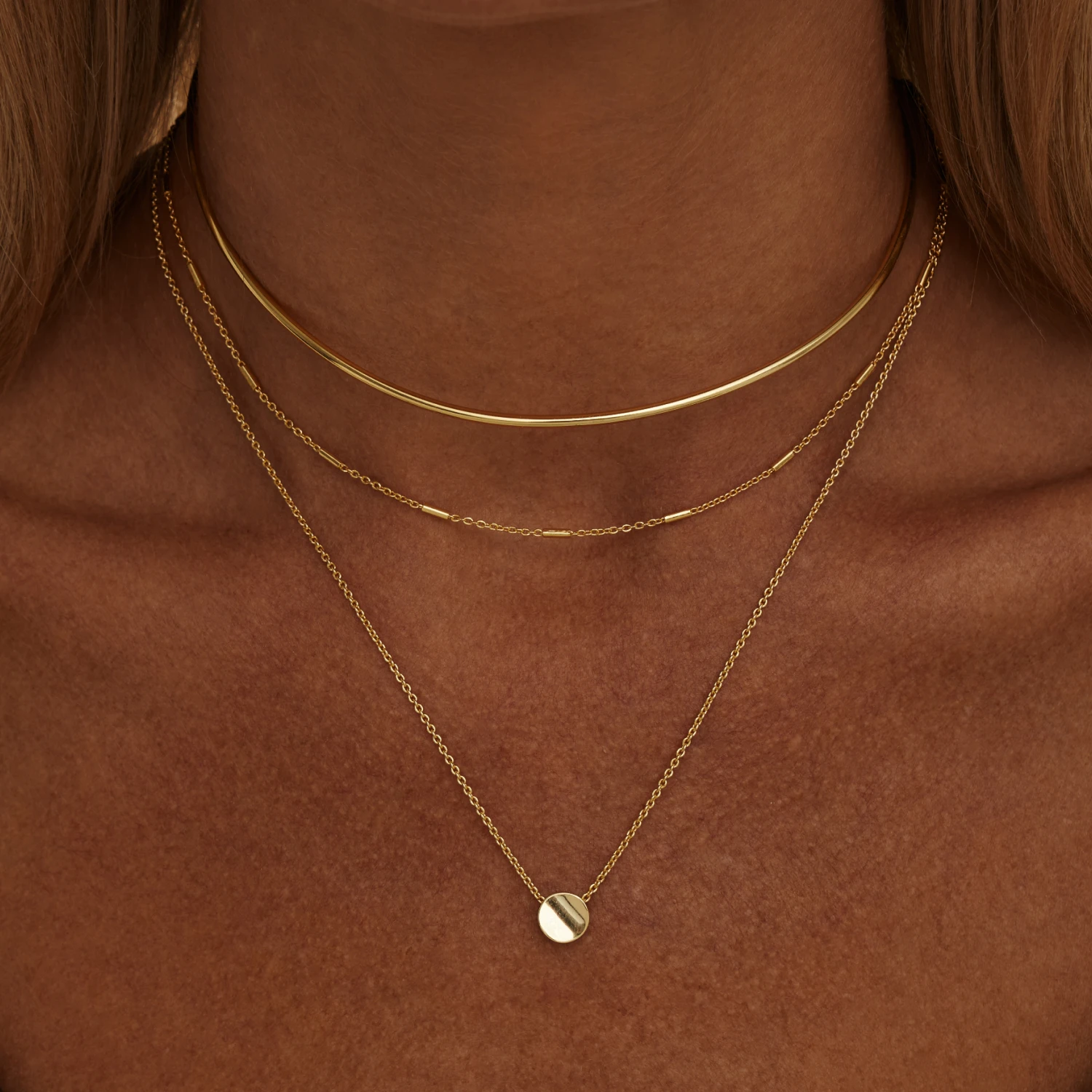 Жесткое колье-чокер из серебра в покрытии желтое золото