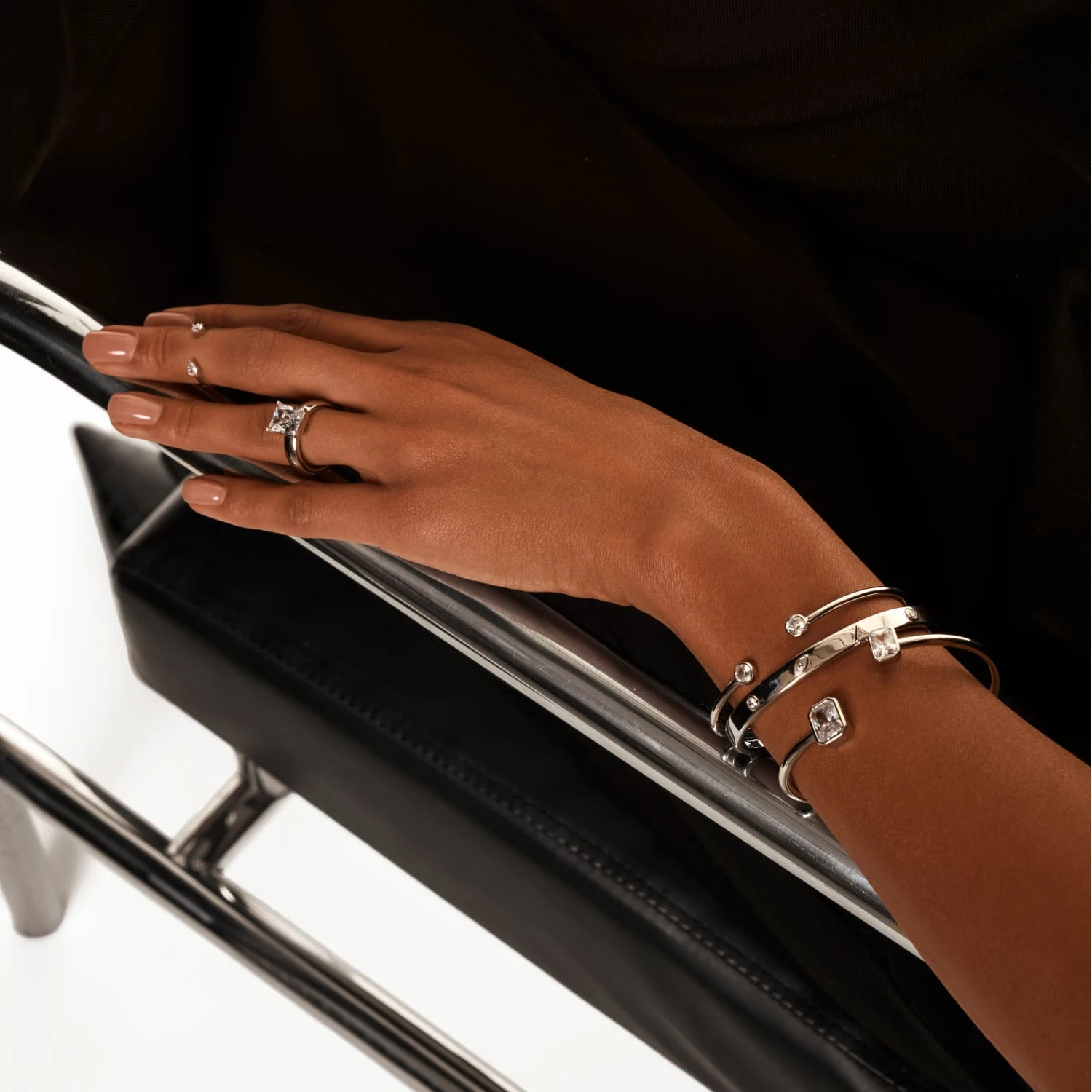 Браслет-бэнгл из серебра с фианитами VENUS