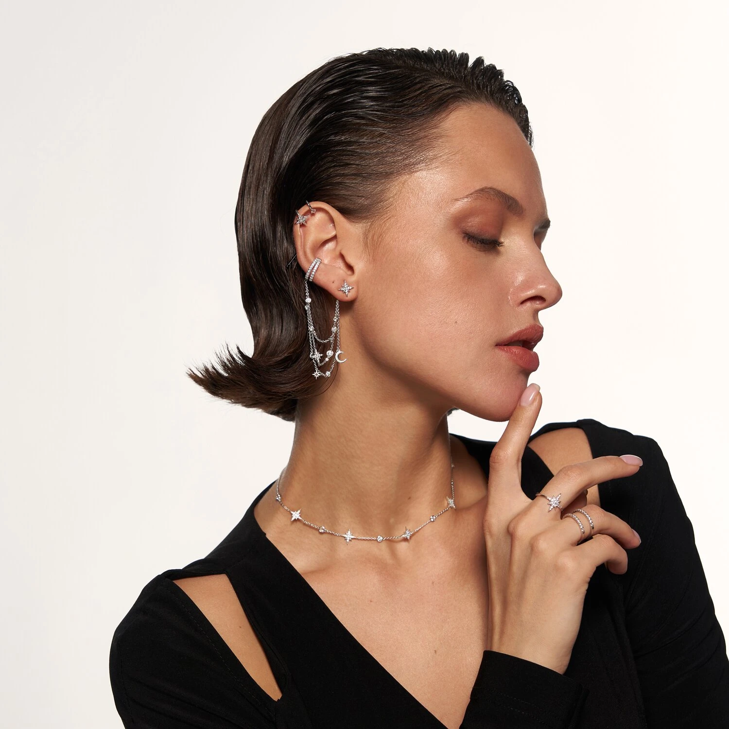 Серебряный кафф с цепями, луной и фианитами