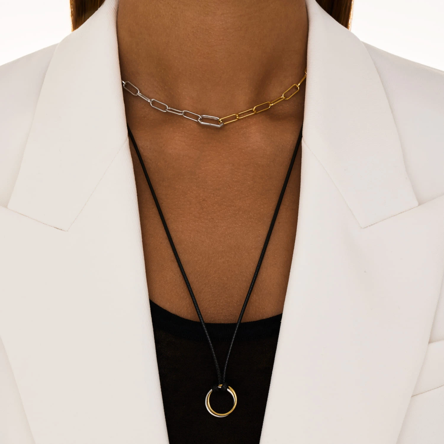 Колье на кожаном шнурке с серебряной подвеской биколор