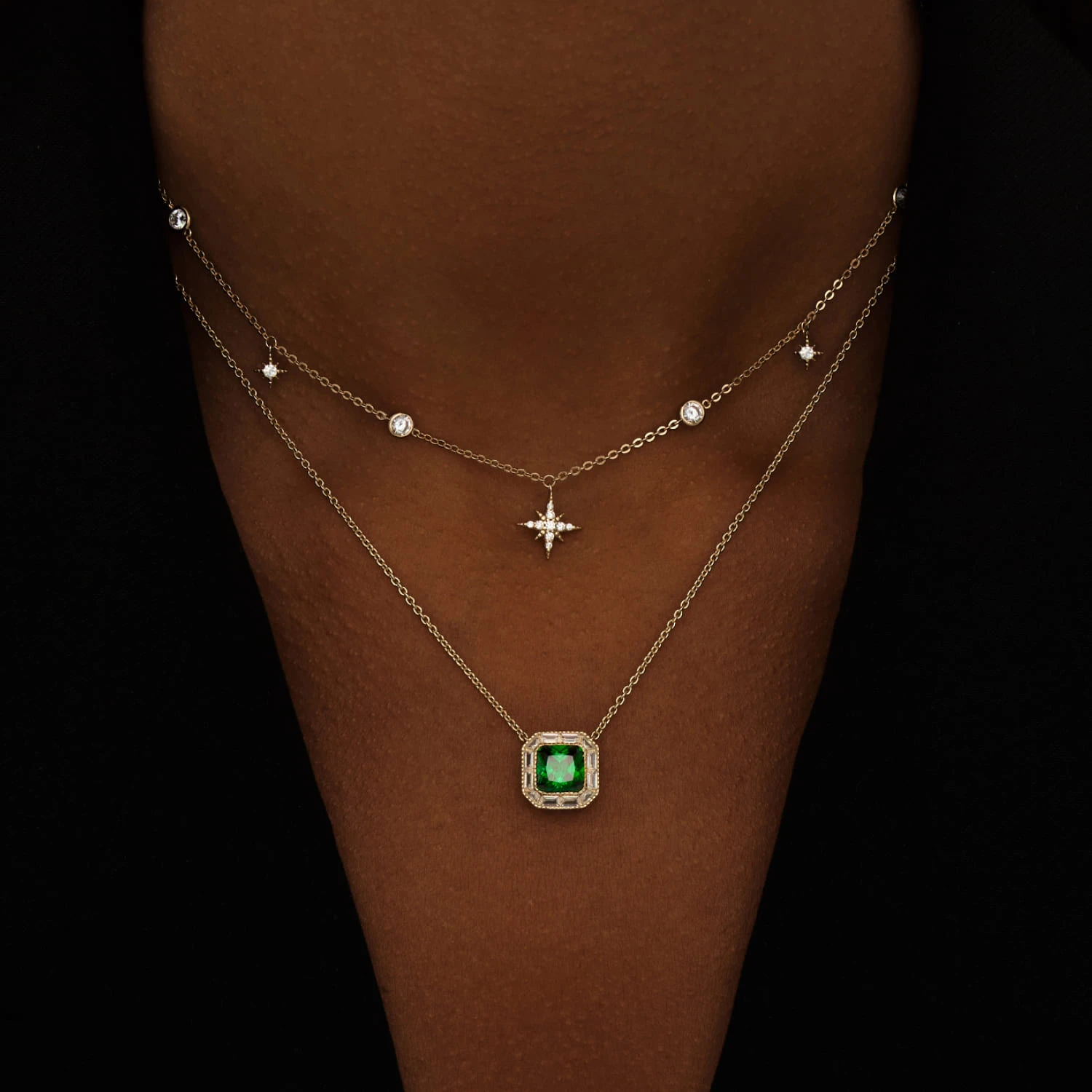 Серебряное колье с зеленым фианитом в покрытии желтое золото