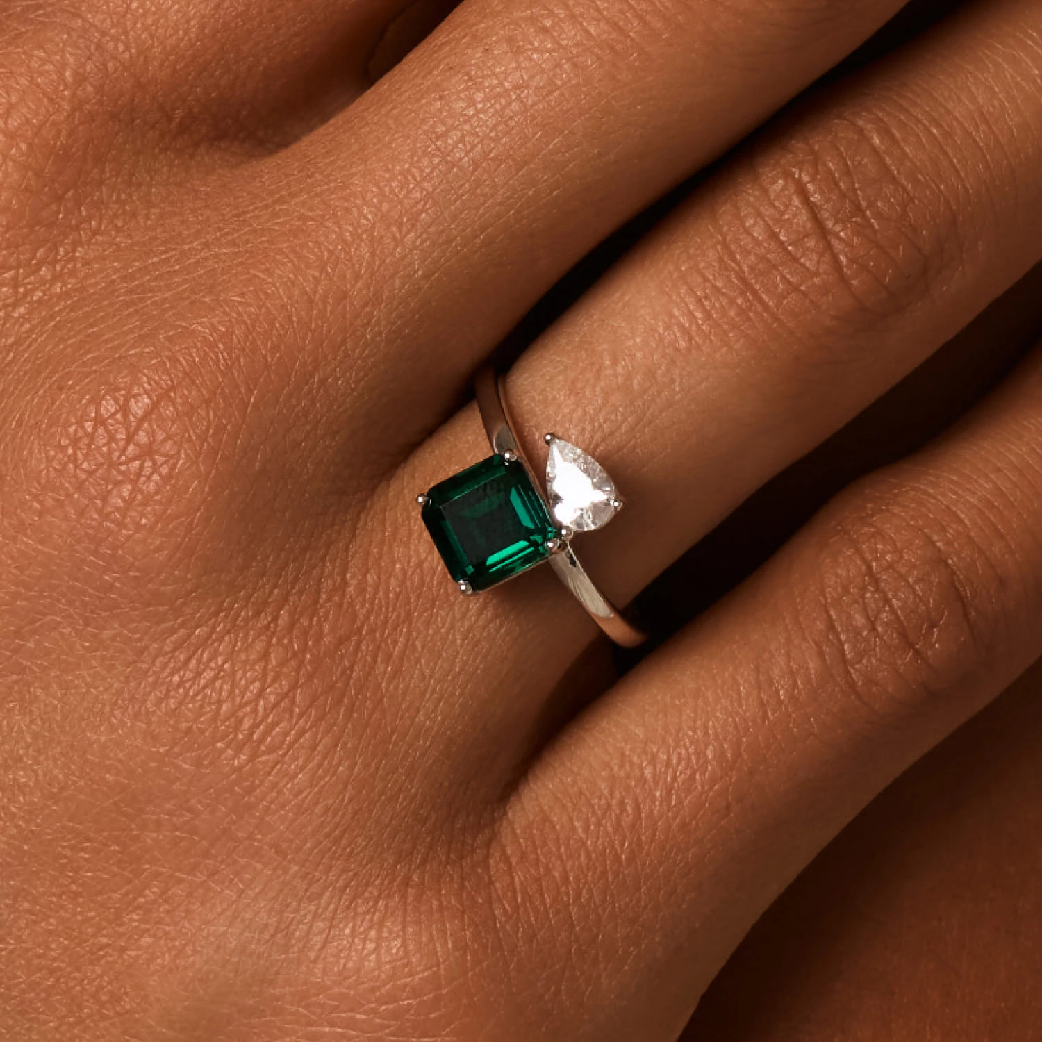 Серебряное кольцо ESSENCE с выращенным изумрудом