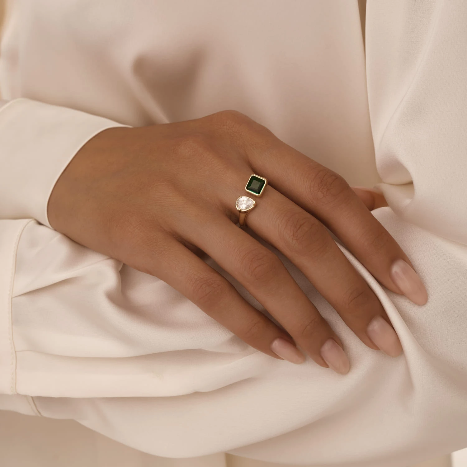 Позолоченное кольцо с фианитами в огранках квадрат и груша MIESTILO 