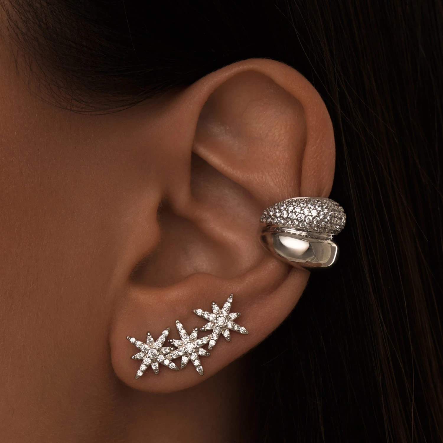 Серебряные серьга гвоздик и клаймбер со звёздами и фианитами