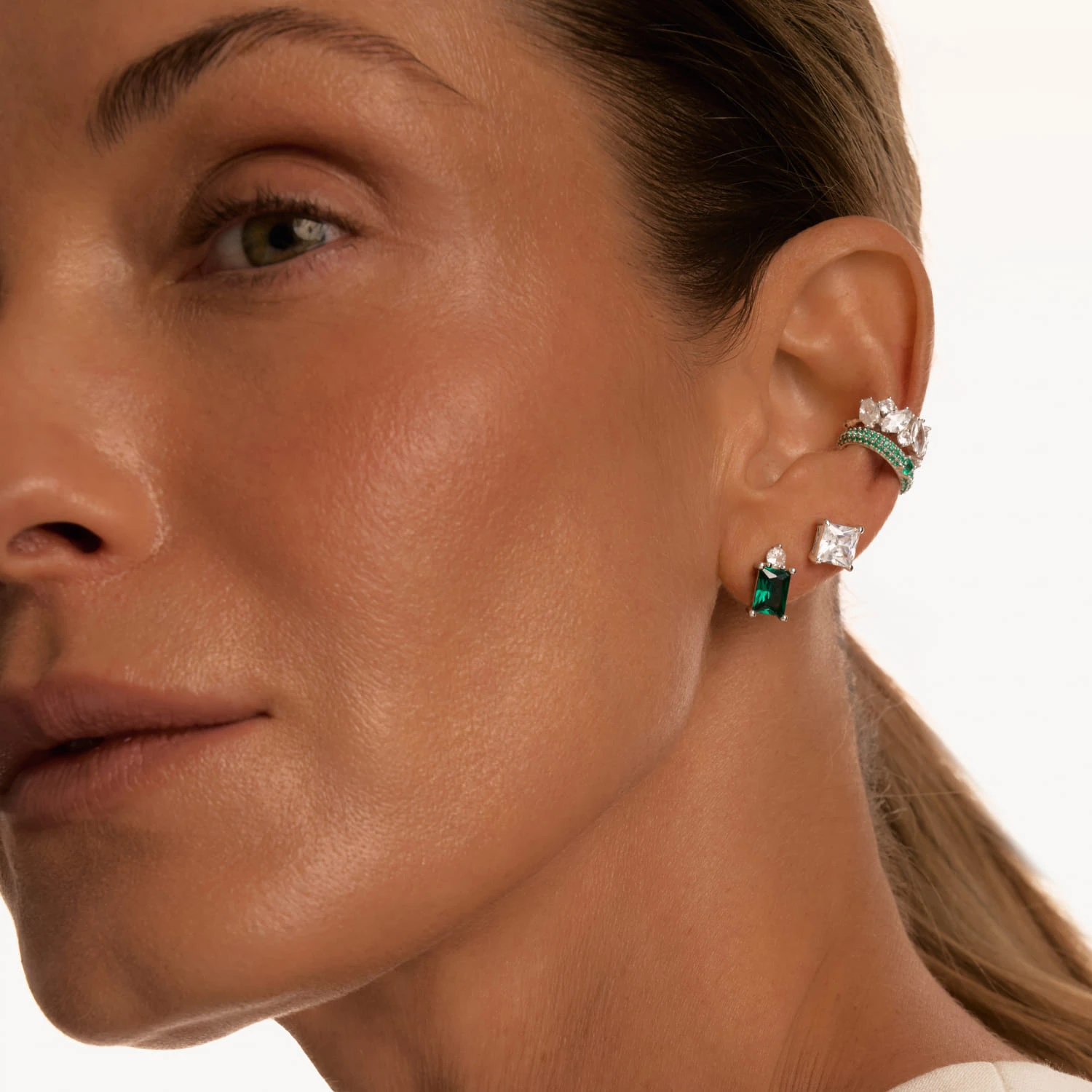 Серьги пусеты Энергия с зелёным фианитом из серебра