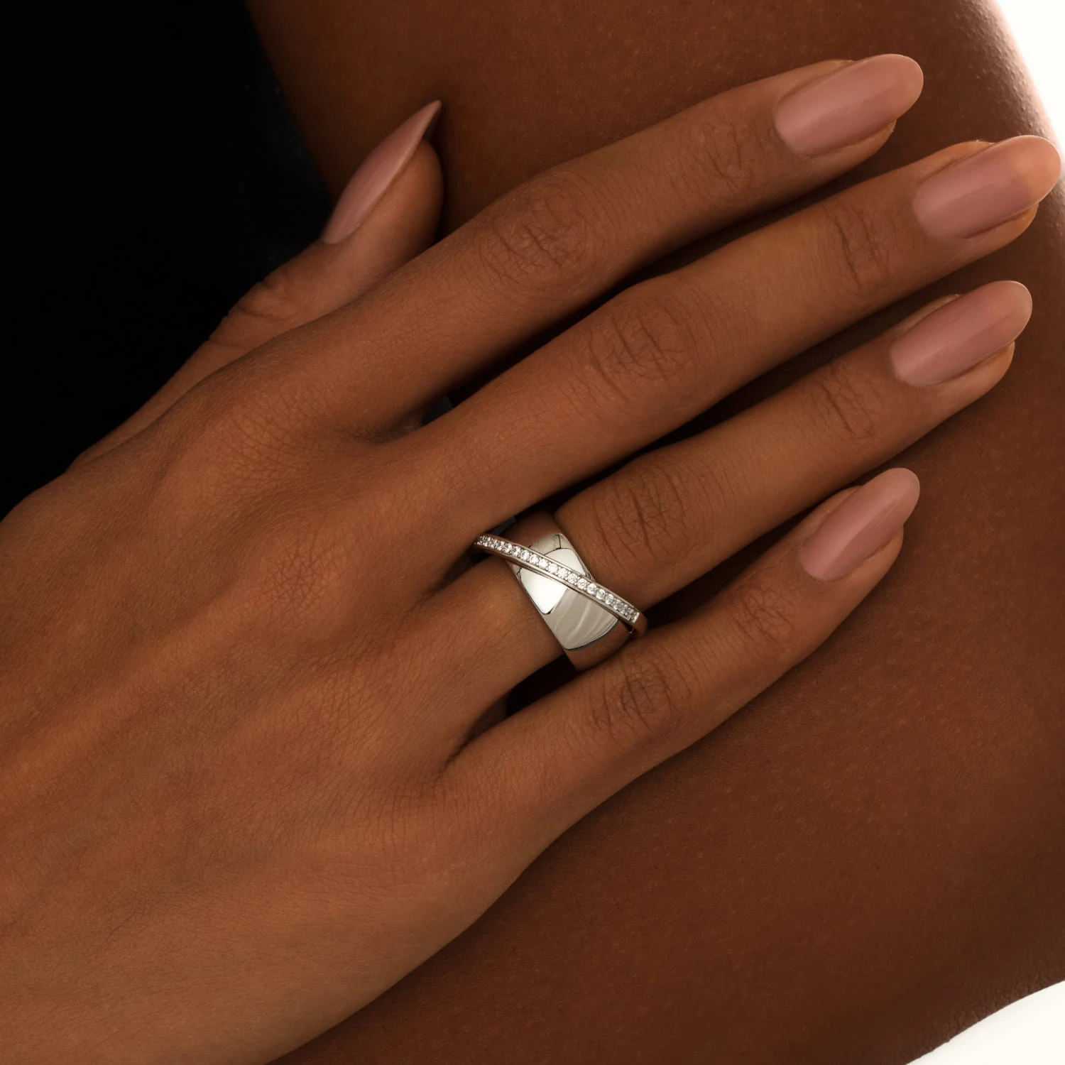 Серебряное широкое кольцо с дорожкой фианитов