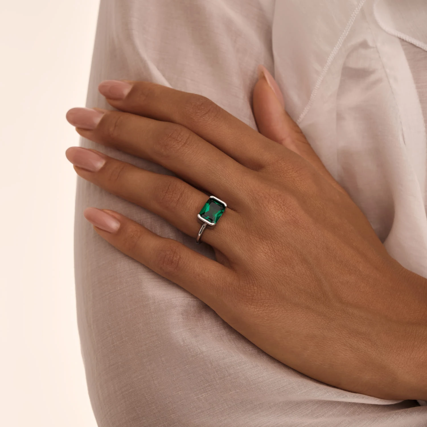 Серебряное кольцо-солитер с зеленым фианитом MIESTILO 