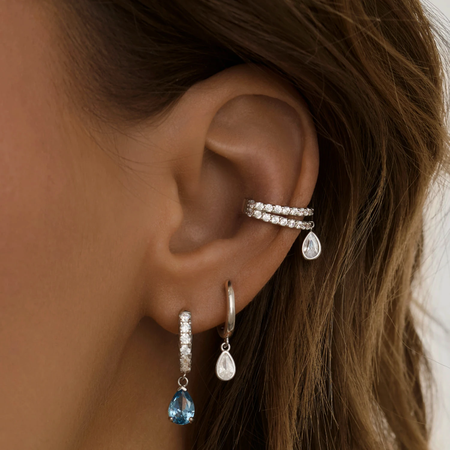 Кафф из серебра с фианитами с каплей