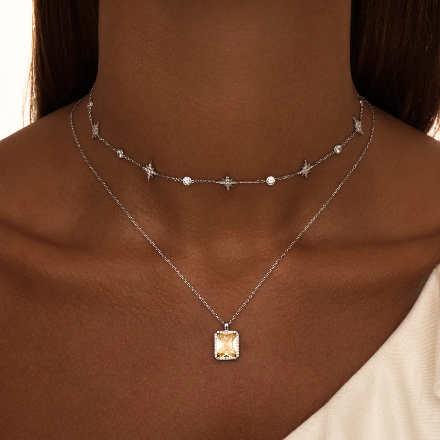 Серебряное колье с подвеской с желтым фианитом