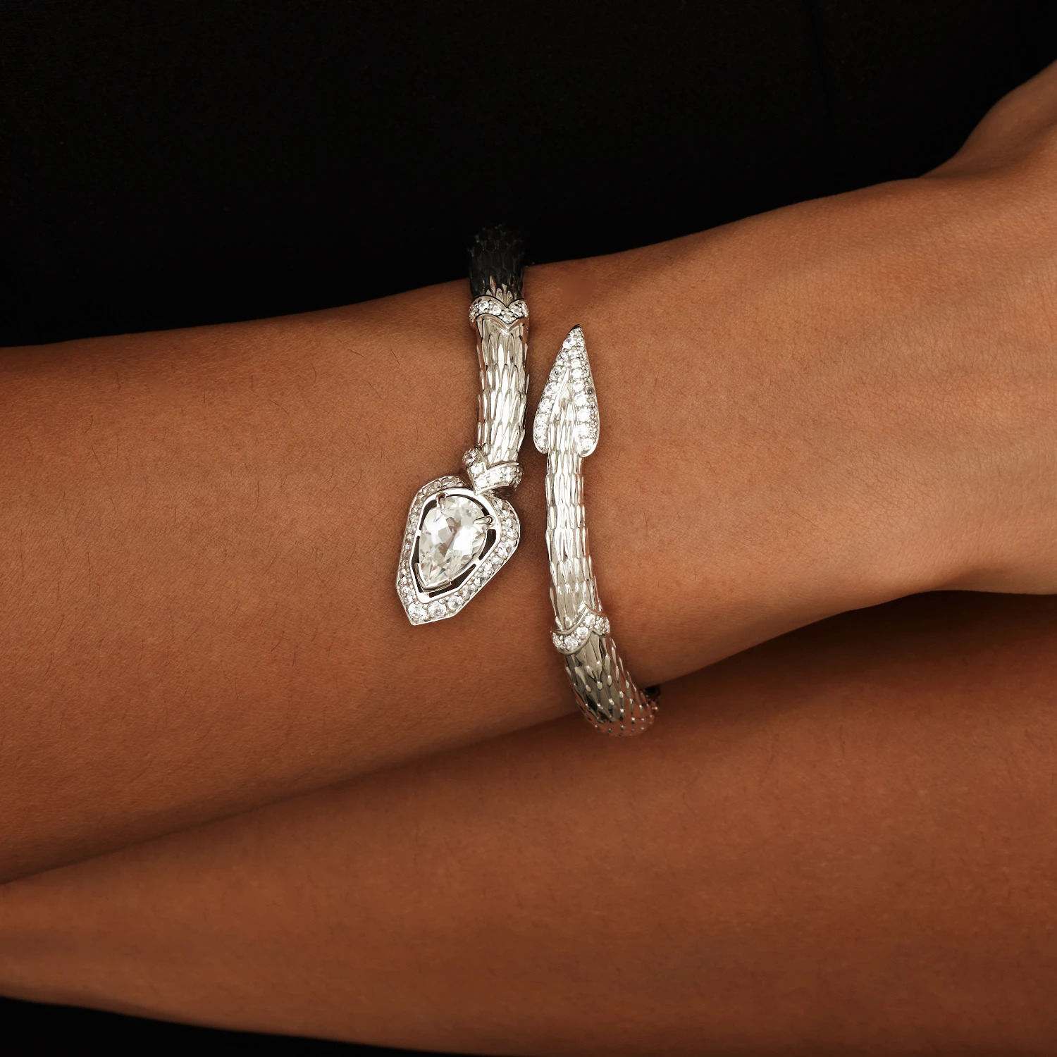 Серебряный жесткий браслет EPIONA с горным хрусталем