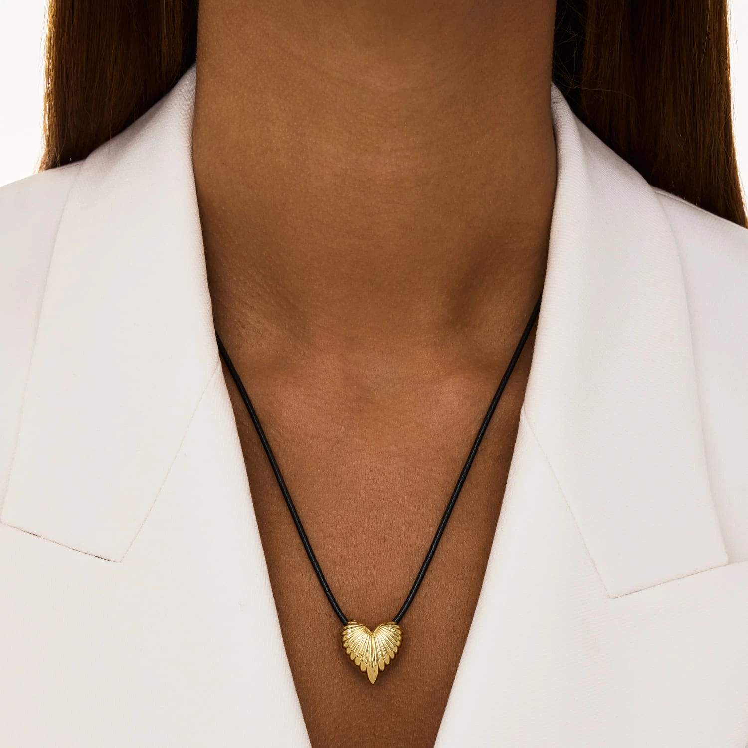 Колье на кожаном шнурке с серебряной подвеской в форме сердца в покрытии желтое золото