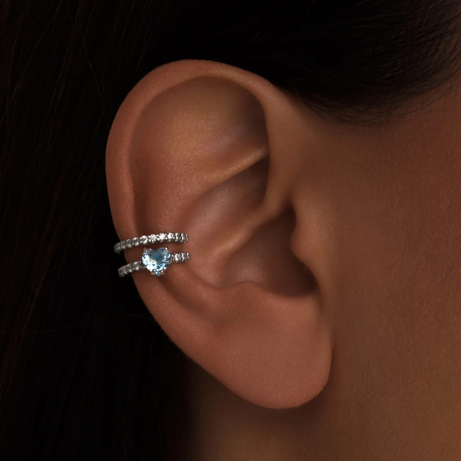 Кафф на правое ухо с голубым сердцем из серебра