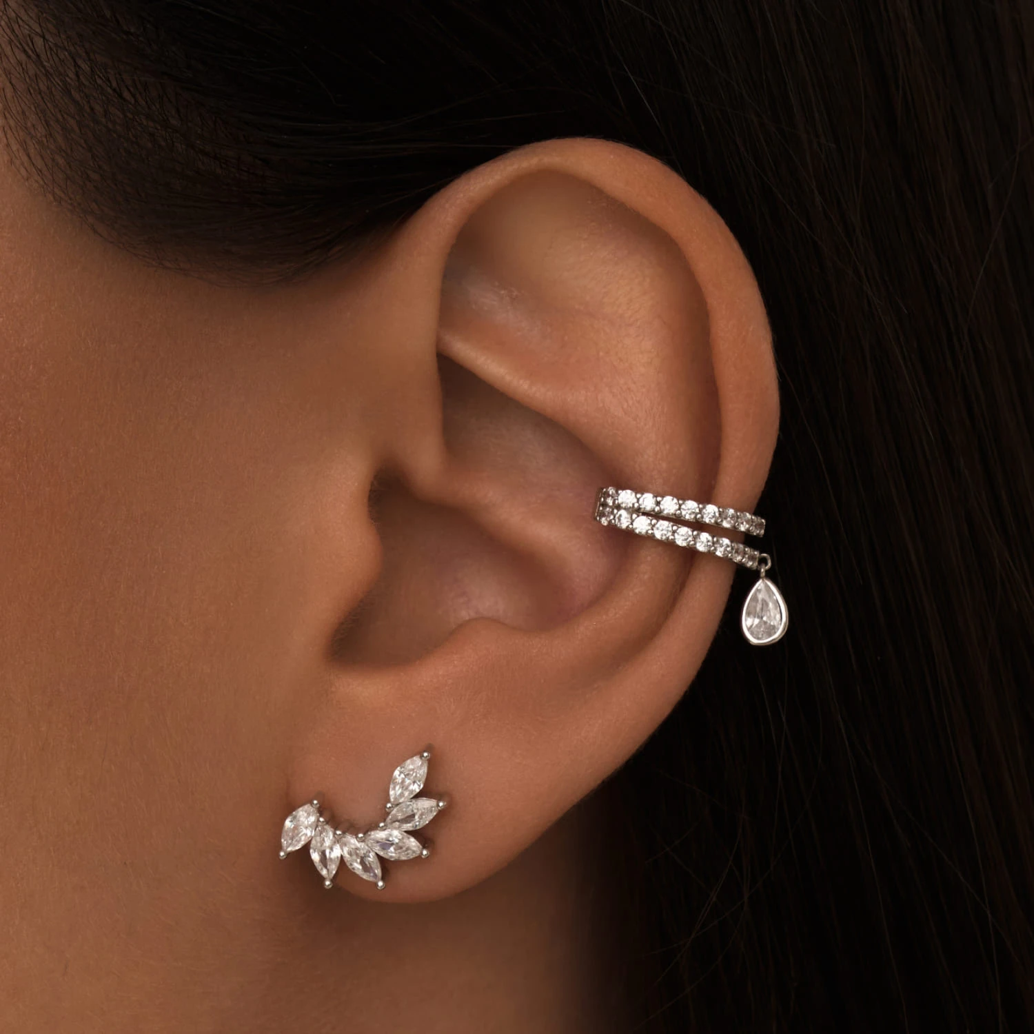 Кафф из серебра с фианитами с каплей