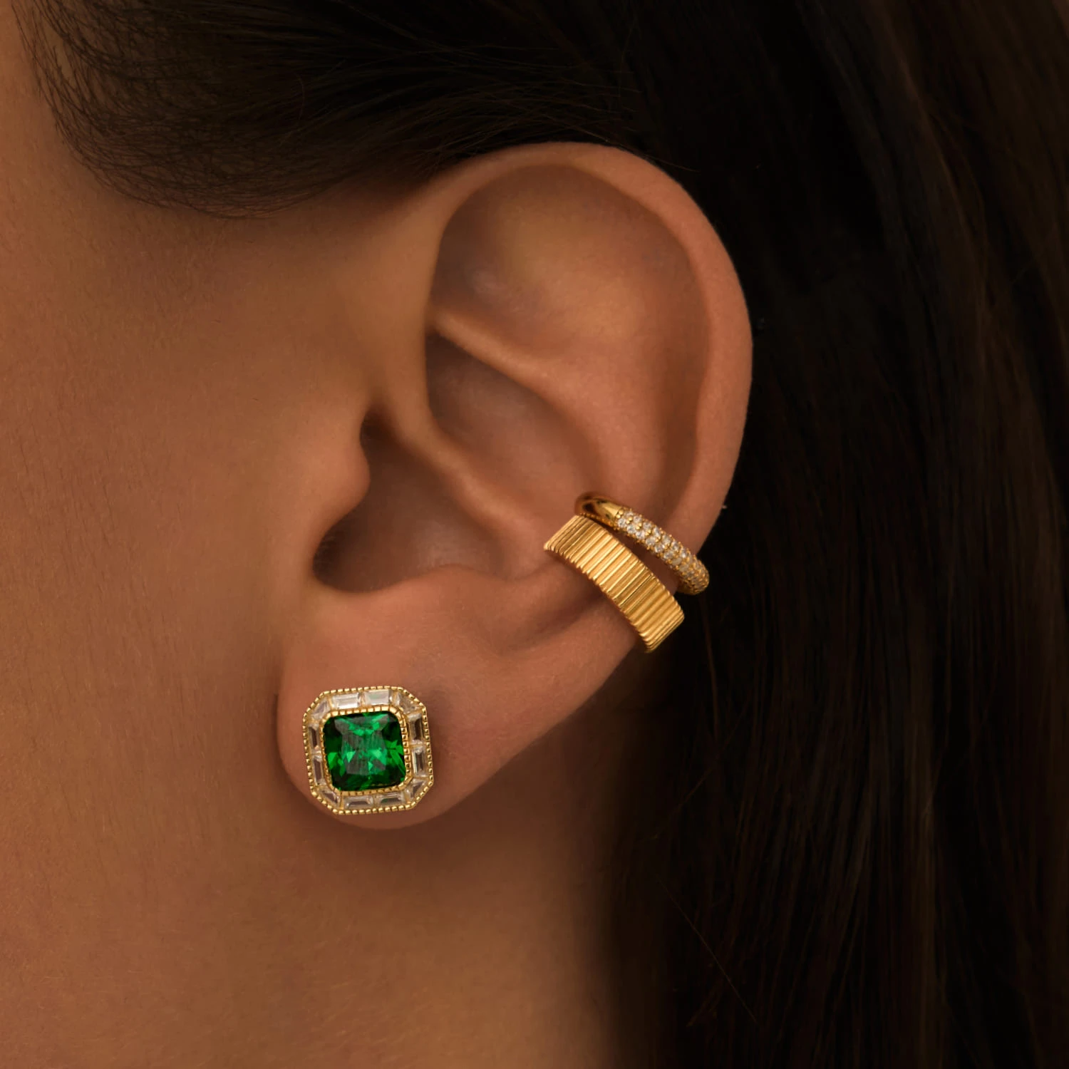 Серебряные серьги-пусеты с зеленым фианитом в покрытии желтое золото