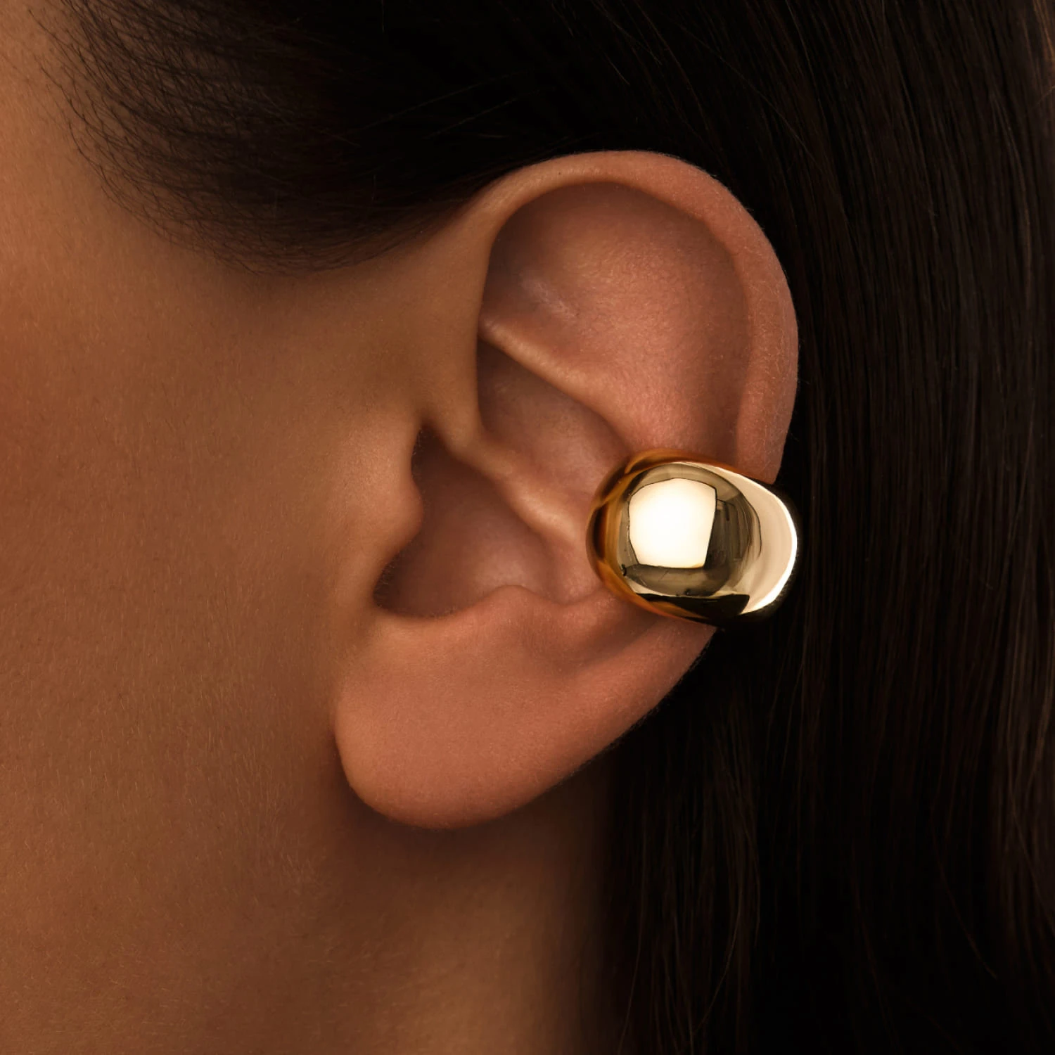 Широкий объемный кафф из серебра в покрытии желтое золото