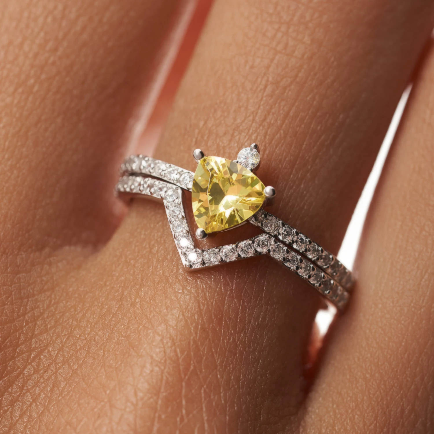 Двойное кольцо с желтым фианитом из серебра "Энергия"