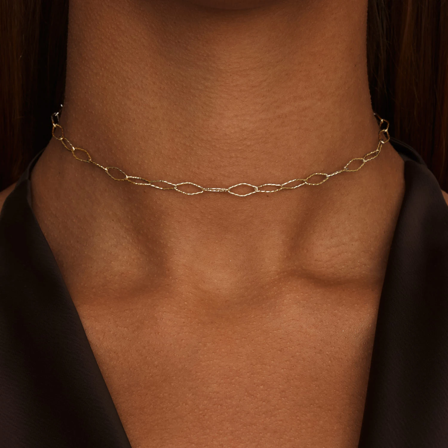 Серебряное колье-цепь ромбового плетения с витыми звеньями в покрытии желтое золото