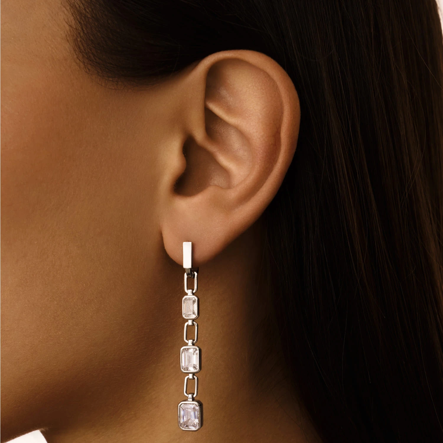 Серебряные серьги-подвесы с фианитами в огранке Эмеральд MIESTILO