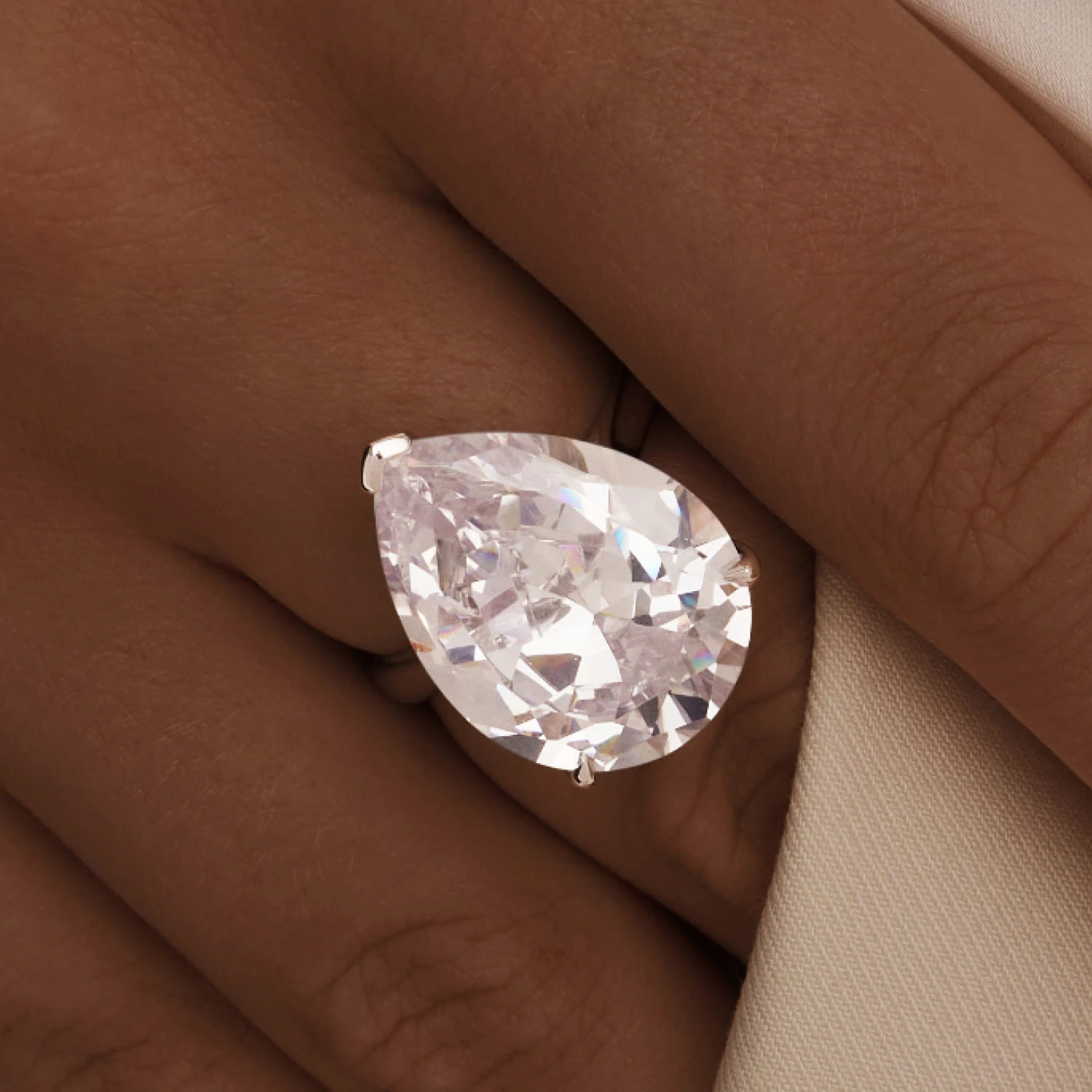 Коктейльное кольцо из серебра с фианитом Груша