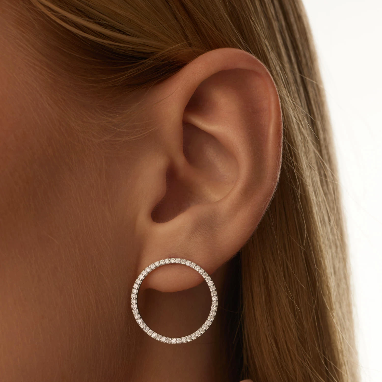 Серебряные акцентные пусеты с кругом из фианитов MIESTILO 